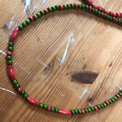 CLOSE UP FOREST COLOUR WOOD BEAD SHORT NECKLACE