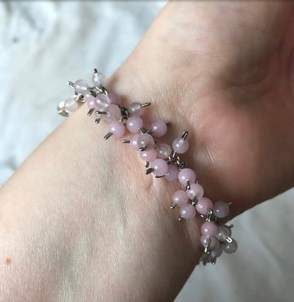 ROSE QUARTZ BEAD BRACELET ON THE WRIST