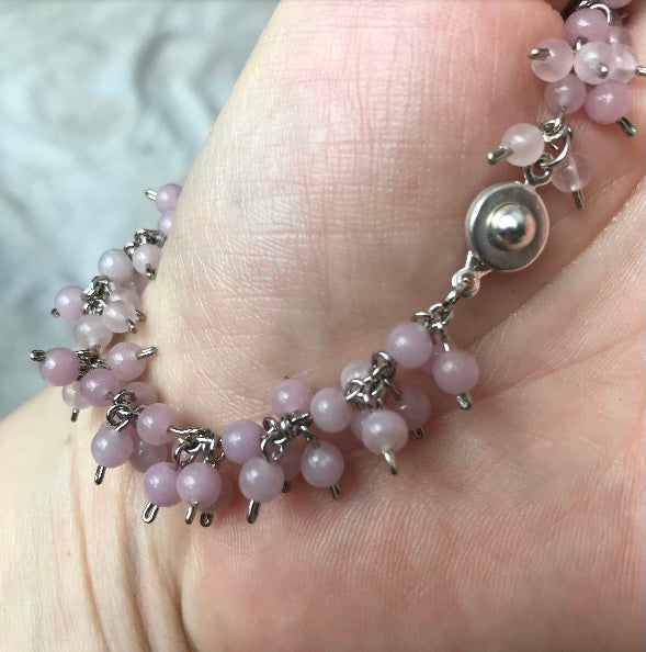 ROSE QUARTZ BEAD BRACELET SHOWING THE SNAP CLASP